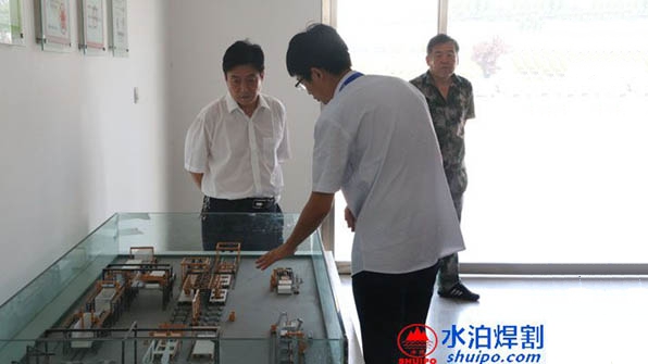 蘇主任聽取鑫能鋁廂生產(chǎn)線匯報 蘇主任聽取鑫能鋁廂生產(chǎn)線匯報