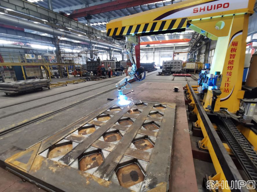 水泊焊割研發(fā)的新一代自卸車智能焊接機器人 水泊焊割研發(fā)的新一代自卸車智能焊接機器人